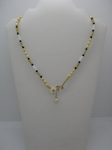 Gold Rice Pearl Beads Black Gold White Beads Gold White Flower Pendant with Hanging Pearl Necklace (N1356)